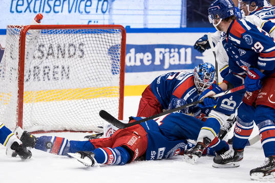 Oskarshamns Philip Samuelsson räddar framför Oskarshamns