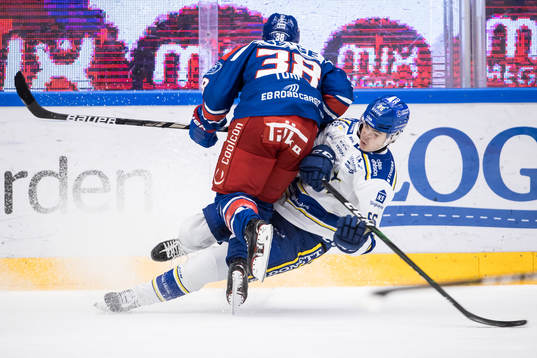 Oskarshamns Nichlas Torp tacklar Leksands Nils Åman