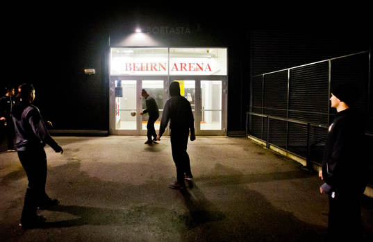 Malmö Redhawks spelarna värmer upp med fotboll utanför
