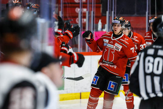 Örebros Oliver Eklind jublar