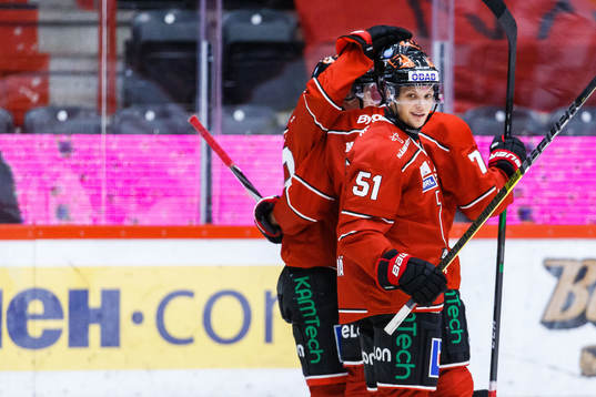 Örebros Kristian Näkyvä jublar med lagkamrater