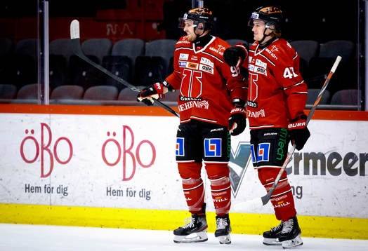 Örebros Robin Kovacs jublar med Robin Salo vid 4-1