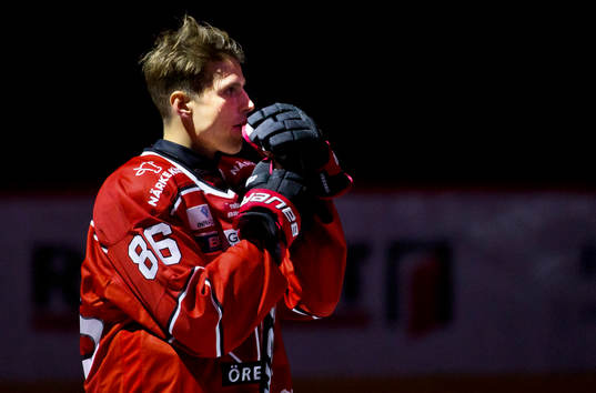 Örebros Mathias Bromé utan hjälm