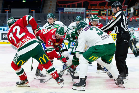 Frölundas Johan Sundström tekar mot Färjestads Oskar