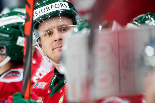 Frölundas Nicklas Lasu tittar på taktiktavlan