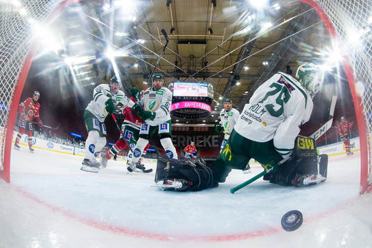 Frölundas Joel Lundqvist skjuter 1-0 bakom Färjestads