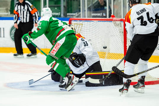 Rögles Daniel Zaar gör 1-0 bakom Brynäs målvakt Samuel