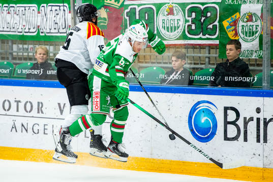 Brynäs Simon Bertilsson tacklas av Rögles Leon Bristedt