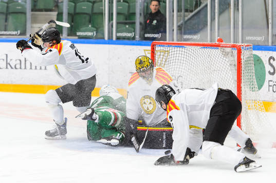 Rögles Brady Ferguson och Brynäs målvakt Samuel Ersson