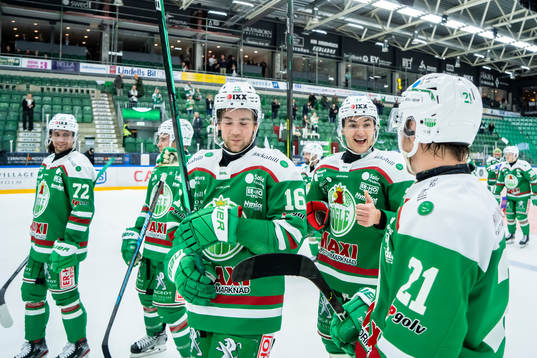 Rögles Lucas Ekeståhl Jonsson och Brady Ferguson jublar