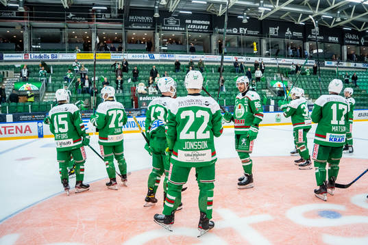 Rögles Samuel Jonsson med lagkamrater tackar publiken