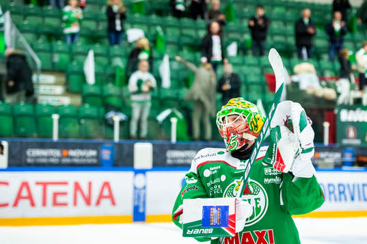 Rögles målvakt Christoffer Rifalk tackar publiken