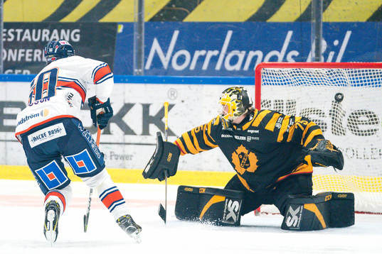 Växjös Erik Josefsson jublar