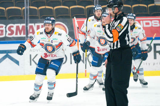Växjös Erik Josefsson jublar