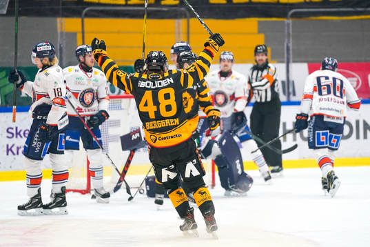 Skellefteås Jonatan Berggren jublar