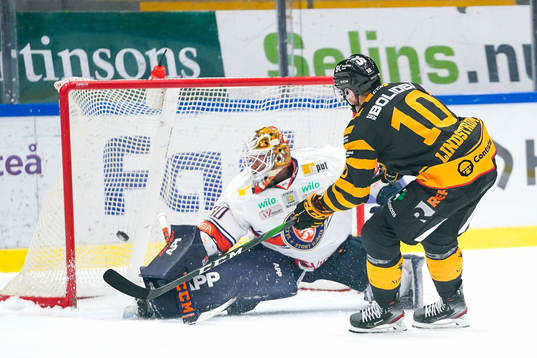 Skellefteås Joakim Lindström gör 2-1 på straff på