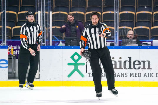 Domare Mikael Sjöqvist (th) och Linus Öhlund (tv) dömer