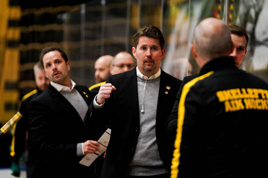 Skellefteås tränare Stefan Klockare jublar