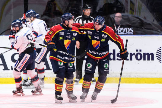 Djurgårdens Kalle Östman och Niclas Bergfors jublar