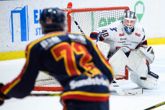 Djurgårdens William Eklund och Linköpings målvakt Jussi