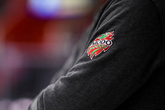 Modos logo på en tröja