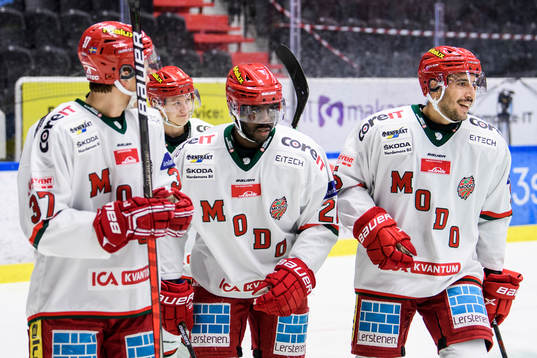 Modos Edwin Hedberg (m) jublar med lagkamrater