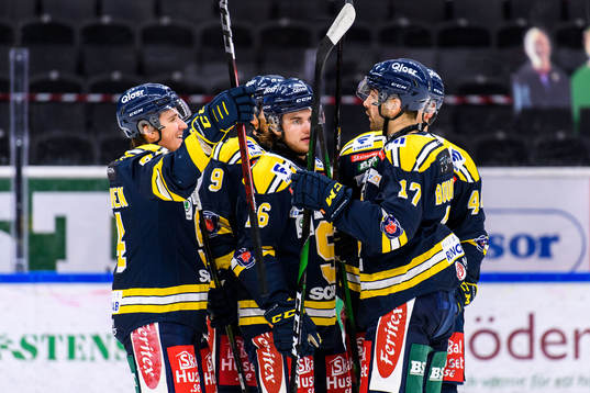 Södertäljes Evan Bouchard jublar med Samuel Fagemo och