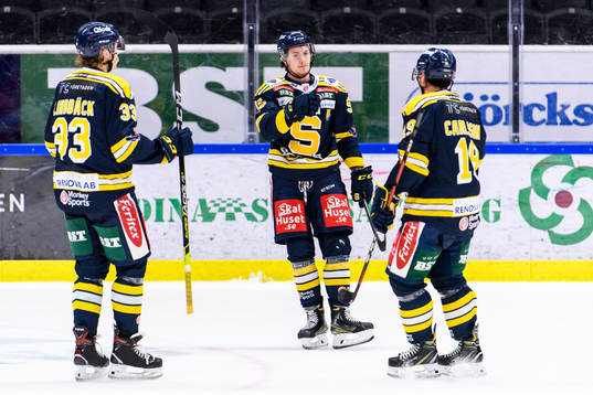 Södertäljes Nick Olesen jublar