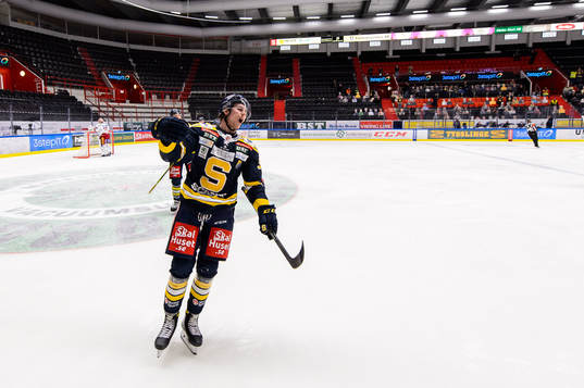 Södertäljes Nick Olesen jublar