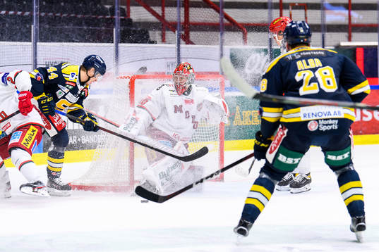 Modos målvakt Anthony Peters och Södertäljes Lukas