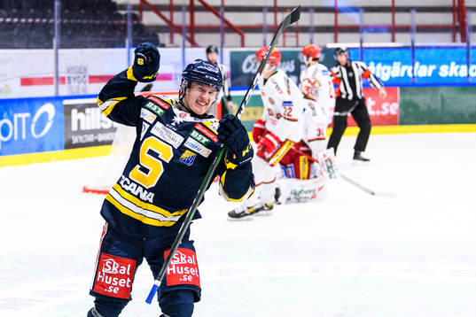 Södertäljes Hugo Gustafsson jublar