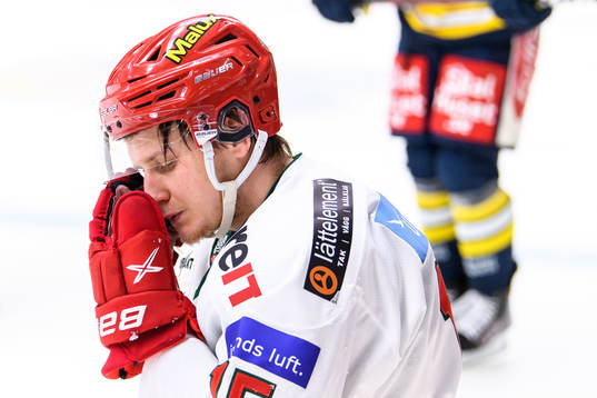 Modos Filip Sveningsson har ont ishockeymatchen i