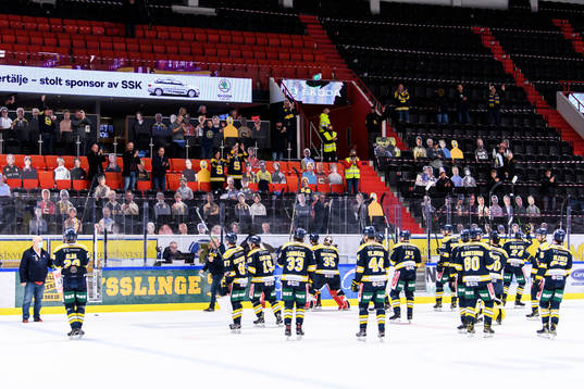 Södertäljes spelare tackar publiken