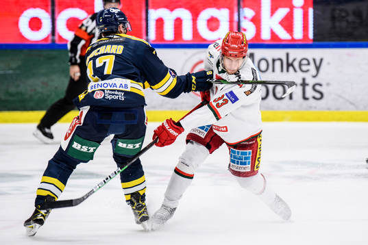 Södertäljes Evan Bouchard och Modos Max Tjernström