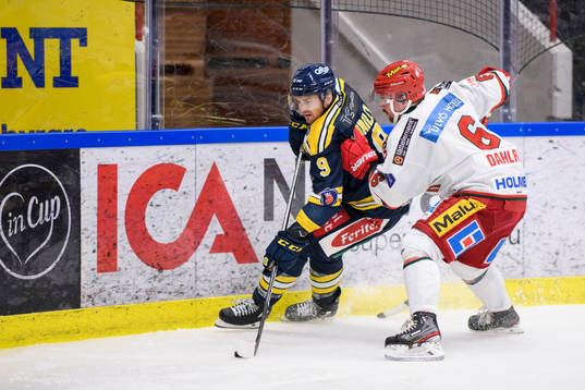 Södertäljes Matt Bailey och Modos Jesper Dahlroth