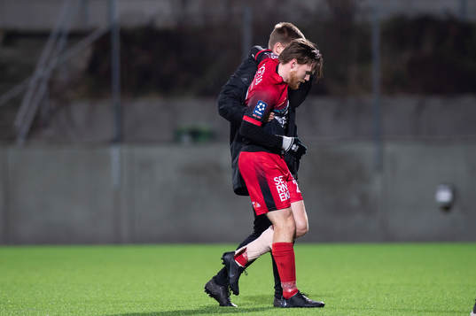 Trollhättans Jonas Emanuelsson får hjälp att lämna