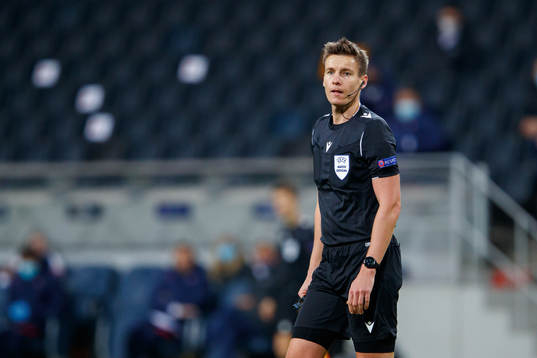 Referee Daniel Siebert