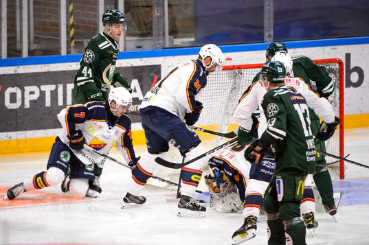 Djurgårdens Dick Axelsson och målvakt Niklas Svedberg