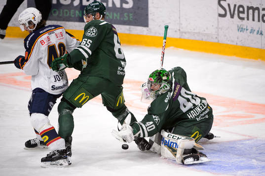 Djurgårdens Jacob Josefson oroar framför Färjestads