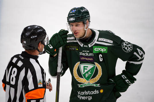 Färjestads Victor Ejdsell i samtal med Domare Mikael Nord