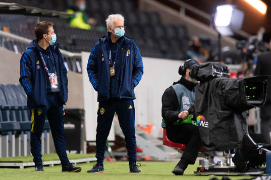 Team doctor Anders Valentin of Sweden