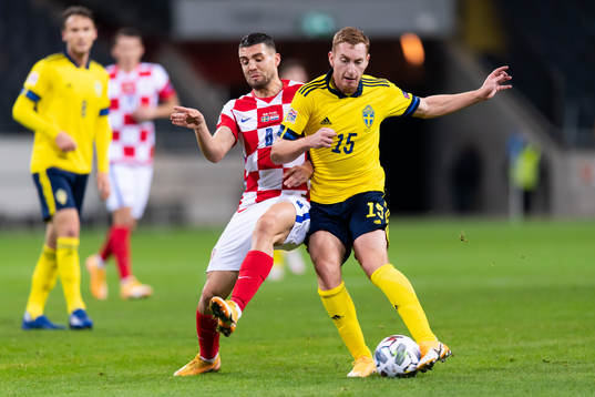 Mateo Kovacic of Croatia and Dejan Kulusevski of Sweden