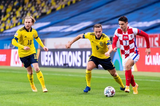 Emil Forsberg, Pierre Bengtsson of Sweden and Josip Brekalo