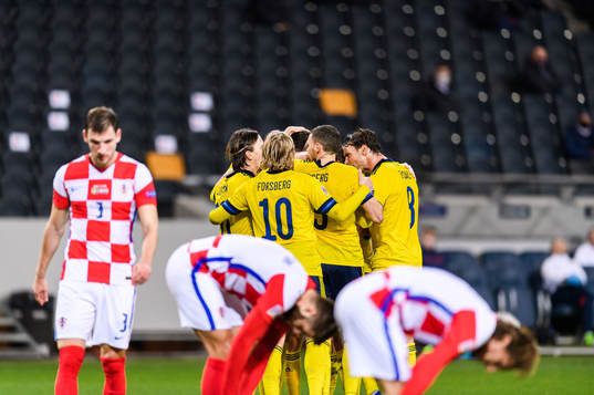 Dejan Kulusevski of Sweden celebrate with teammates
