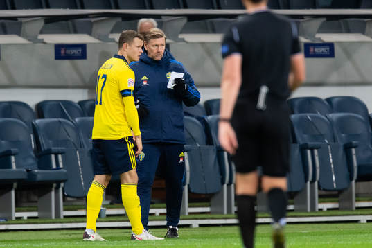 Viktor Claesson talks to Peter Wettergren, head coach of