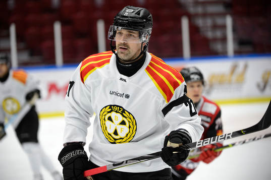 Brynäs Patrik Berglund med sorgband till minnen av Stefan