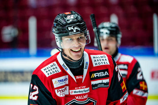 Malmö Redhawks Lars Bryggman jublar med lagkamraterna