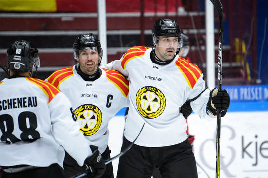 Brynäs Patrik Berglund och Anton Rödin jublar