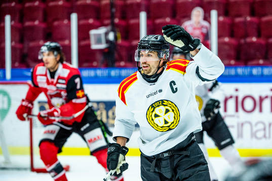Brynäs Anton Rödin med sorgband