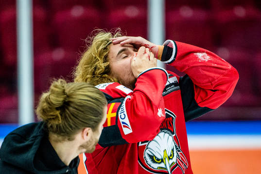 Malmö Redhawks Adam Brodecki blöder från ansiktet